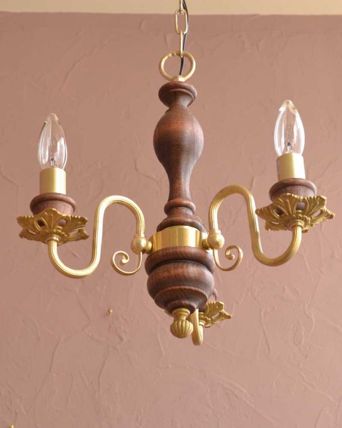 シャンデリア 照明・ライティング 木製×真鍮のコラボが人気のアンティーク風の木製シャンデリア(3灯・電球なし)。下から眺めてみると・・・実際に取り付けて見上げてみるとこんな感じに見えます。(cr-517-g)