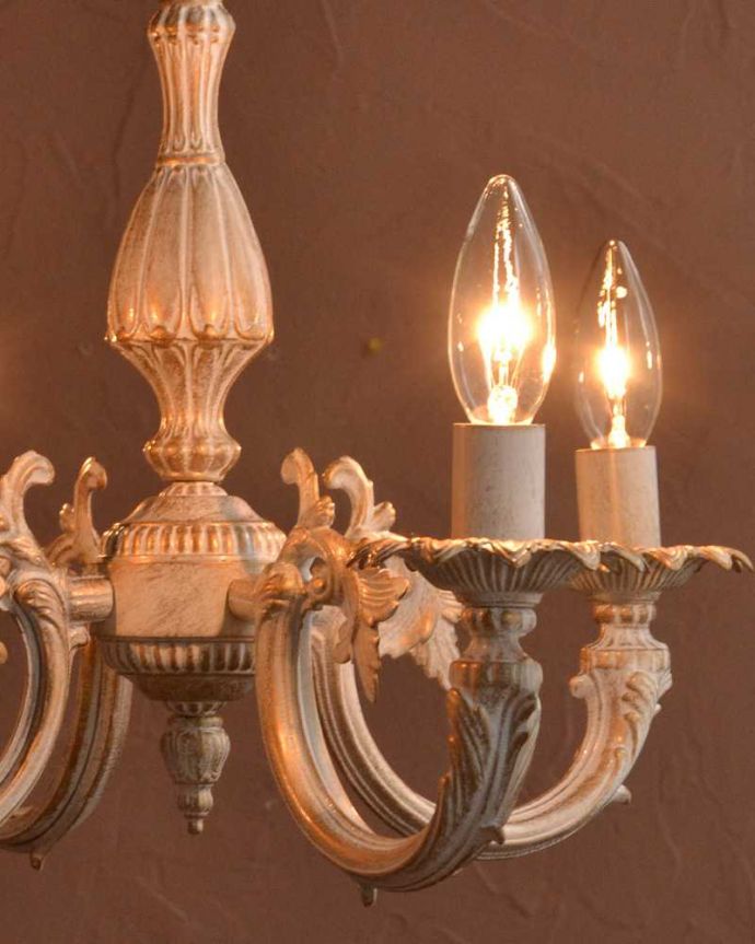 シャンデリア 照明・ライティング アンティーク風のフレンチシャビーな雰囲気、真鍮の白いシャンデリア(4灯・電球なし)。やさしい灯りで過ごす夜上向きのシャンデリアからの柔らかい優しい灯りは、一日の疲れを癒してくれます。(cr-518)