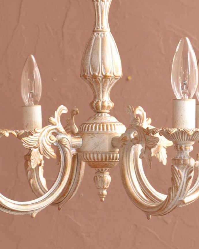 シャンデリア　照明・ライティング　アンティーク風のフレンチシャビーな雰囲気、真鍮の白いシャンデリア（4灯・電球なし）。。(cr-518)