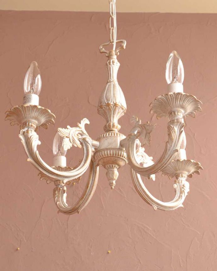 シャンデリア 照明・ライティング アンティーク風のフレンチシャビーな雰囲気、真鍮の白いシャンデリア(4灯・電球なし)。下から眺めてみると・・・実際に取り付けて見上げてみるとこんな感じに見えます。(cr-518)
