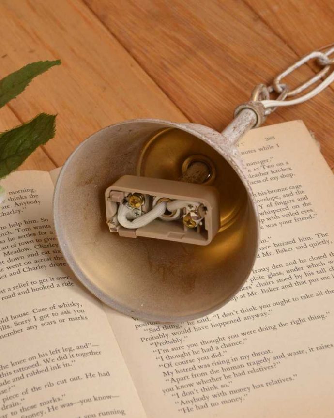 シャンデリア 照明・ライティング アンティーク風のフレンチシャビーな雰囲気、真鍮の白いシャンデリア(4灯・電球なし)。簡単に取り付け出来ます自分でも取り付け出来る引っ掛けシーリング仕様になっているので簡単に取り付けが出来ます。(cr-518)