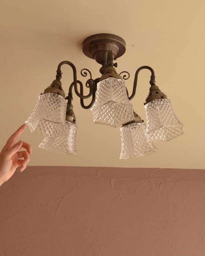 シャンデリア 照明・ライティング アンティーク風のシーリングタイプの真鍮製シャンデリア(アンティーク色・5灯・電球なし) 。落ち着いたアンティーク色の真鍮製のシャンデリア全方向どこから見ても美しい、ダイヤカットのガラスシェードが付いたアンティーク風のシャンデリア。(cr-519-a)