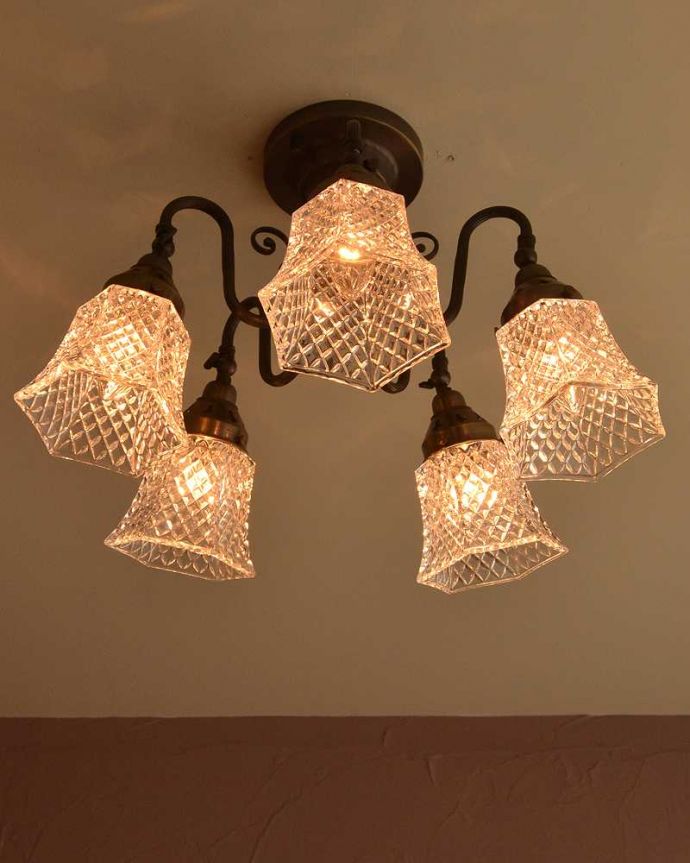 シャンデリア 照明・ライティング アンティーク風のシーリングタイプの真鍮製シャンデリア(アンティーク色・5灯・電球なし) 。使いやすい下向きタイプ点灯すると、ダイヤ型の型押しに反射して、キラキラと宝石のように輝きます。(cr-519-a)