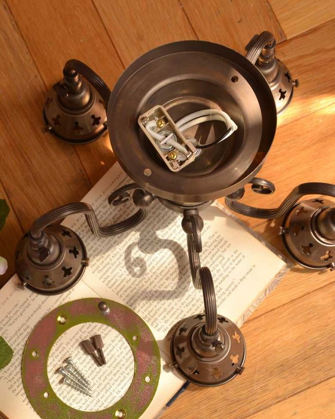 シャンデリア 照明・ライティング アンティーク風のシーリングタイプの真鍮製シャンデリア(アンティーク色・5灯・電球なし) 。直結用のパーツも同梱します電気屋さんにお渡し頂ければ、直結で取り付けしてもらえる金具も一緒にお届けします。(cr-519-a)