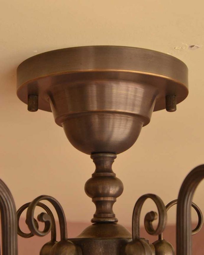 シャンデリア 照明・ライティング アンティーク風のシーリングタイプの真鍮製シャンデリア(アンティーク色・5灯・電球なし) 。カバーも付いています。(cr-519-a)