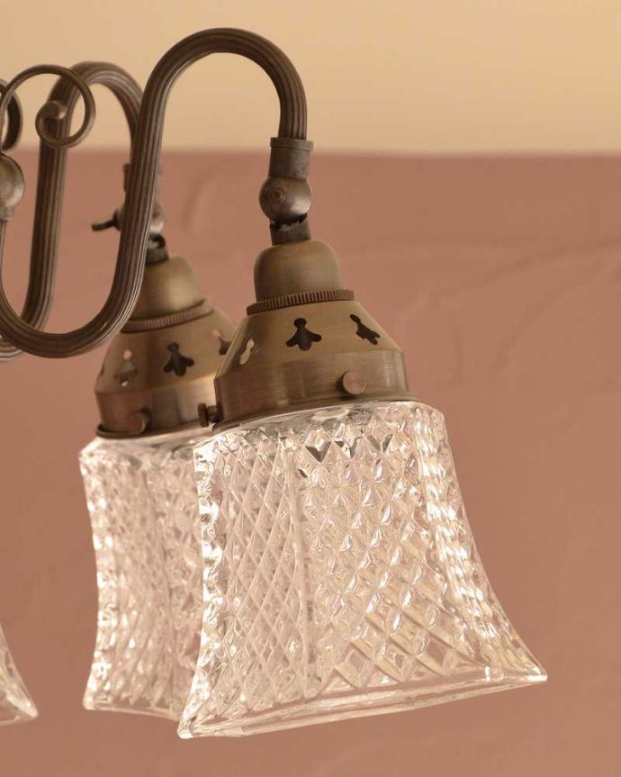 シャンデリア 照明・ライティング アンティーク風のシーリングタイプの真鍮製シャンデリア(アンティーク色・5灯・電球なし) 。六角形のシェード下から見ると、六角形。(cr-519-a)