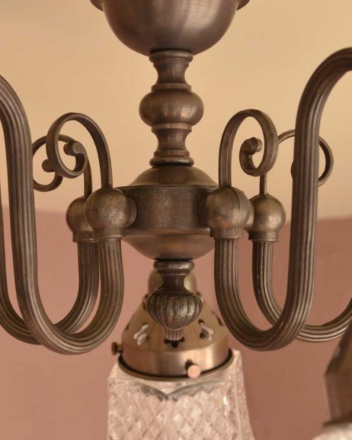 シャンデリア 照明・ライティング アンティーク風のシーリングタイプの真鍮製シャンデリア(アンティーク色・5灯・電球なし) 。アンティーク風のフォルム真鍮で作られた重厚感漂うフォルムが、お部屋をオシャレに彩ってくれます。(cr-519-a)