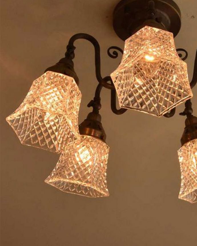 シャンデリア 照明・ライティング アンティーク風のシーリングタイプの真鍮製シャンデリア(アンティーク色・5灯・電球なし) 。1つ1つ微妙に違いますシェードは手作りなので、気泡やキズ、汚れが入っている場合もあります。(cr-519-a)