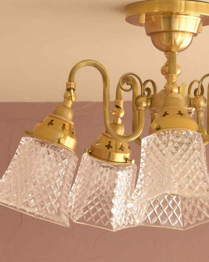 シャンデリア　照明・ライティング　シーリングタイプのアンティーク風真鍮製シャンデリア（5灯・電球なし） 。1つ1つ微妙に違いますシェードは手作りなので、気泡やキズ、汚れが入っている場合もあります。(cr-519-g)