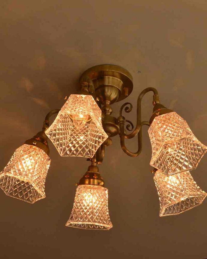 シャンデリア　照明・ライティング　シーリングタイプのアンティーク風真鍮製シャンデリア（5灯・電球なし） 。使いやすい下向きタイプ点灯すると、ダイヤ型の型押しに反射して、キラキラと宝石のように輝きます。(cr-519-g)