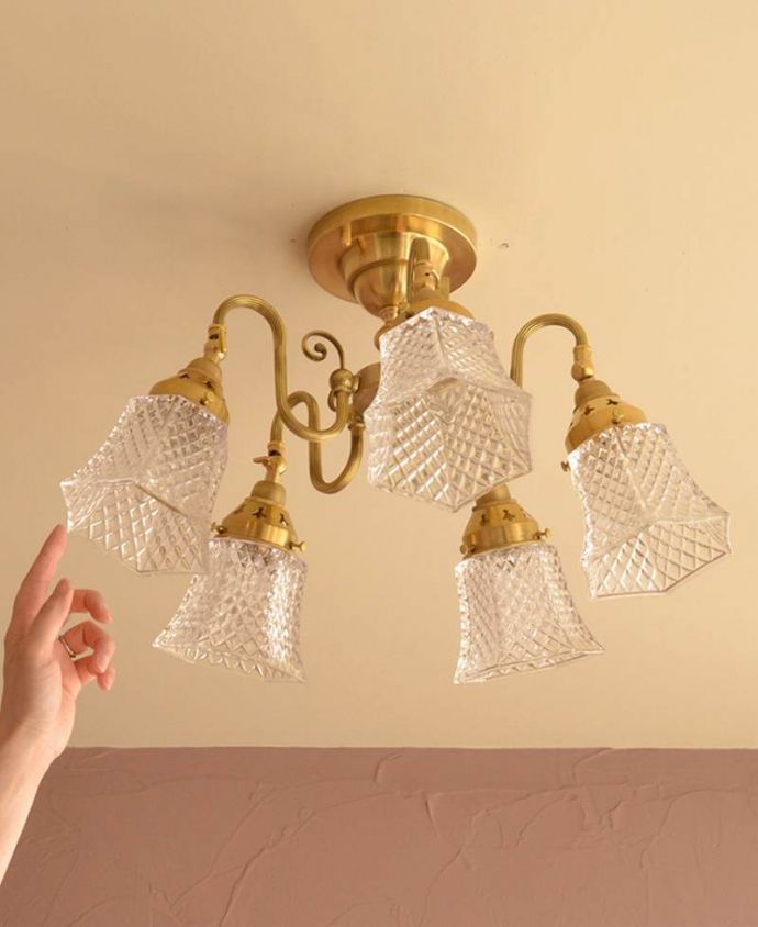 シャンデリア　照明・ライティング　シーリングタイプのアンティーク風真鍮製シャンデリア（5灯・電球なし） 。キラッと輝く真鍮製のシャンデリア全方向どこから見ても美しい、ダイヤカットのガラスシェードが付いたアンティーク風のシャンデリア。(cr-519-g)