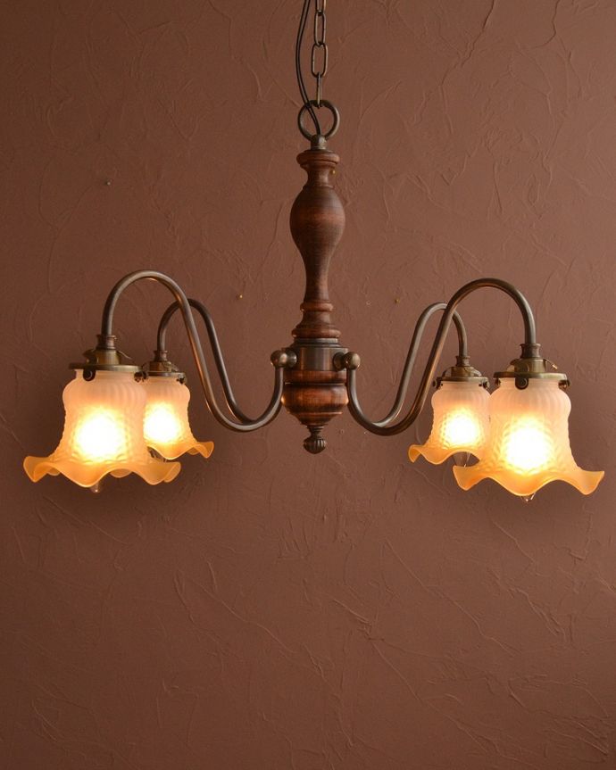 シャンデリア　照明・ライティング　イエロー色の小さなお花が咲いたようなのアンティーク風木製シャンデリア（アンティーク色・4灯・電球なし）。。(cr-520-a)