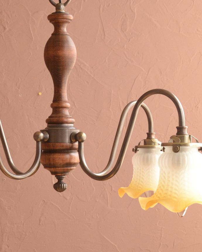 シャンデリア　照明・ライティング　イエロー色の小さなお花が咲いたようなのアンティーク風木製シャンデリア（アンティーク色・4灯・電球なし）。。(cr-520-a)