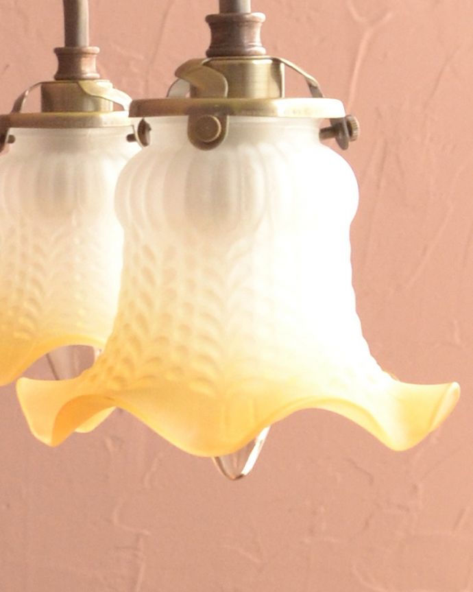 シャンデリア　照明・ライティング　イエロー色の小さなお花が咲いたようなのアンティーク風木製シャンデリア（アンティーク色・4灯・電球なし）。。(cr-520-a)