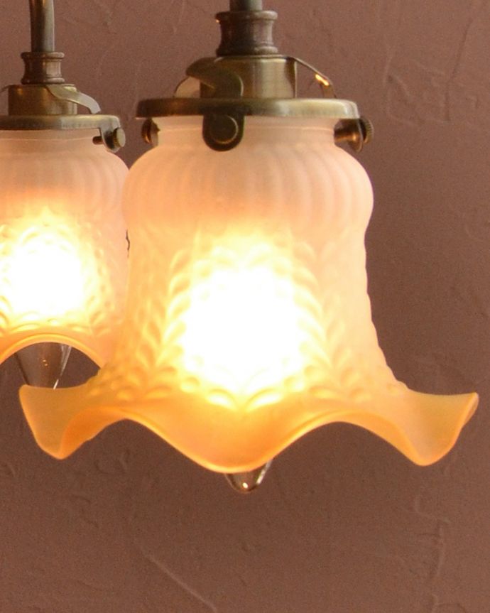 シャンデリア　照明・ライティング　イエロー色の小さなお花が咲いたようなのアンティーク風木製シャンデリア（アンティーク色・4灯・電球なし）。。(cr-520-a)