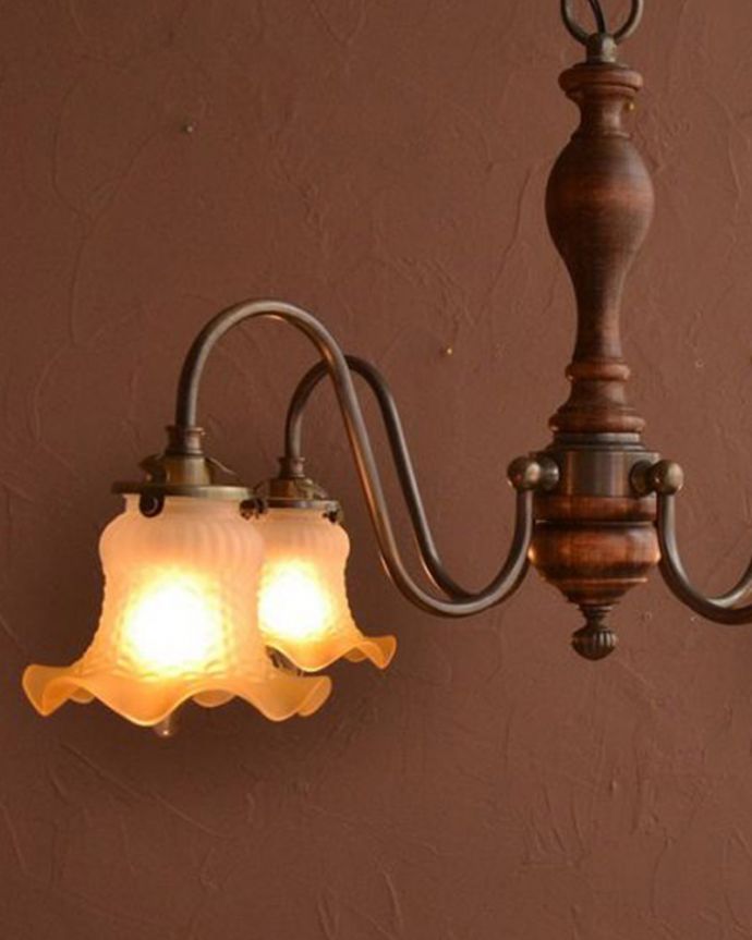 シャンデリア　照明・ライティング　イエロー色の小さなお花が咲いたようなのアンティーク風木製シャンデリア（アンティーク色・4灯・電球なし）。。(cr-520-a)