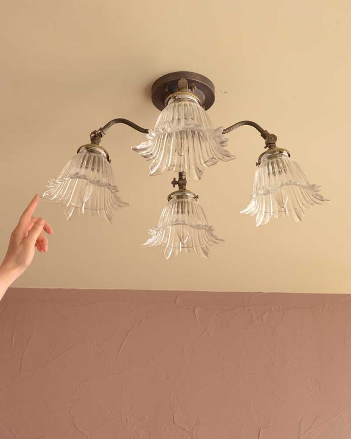 シャンデリア 照明・ライティング アンティーク風の真鍮製シーリングシャンデリア(アンティーク色・4灯・電球なし) 。落ち着いたアンティーク色の真鍮製のシャンデリアお花が下向きに咲いたような形が可愛いガラスシェードが付いたアンティーク風のシャンデリア。(cr-521-a)