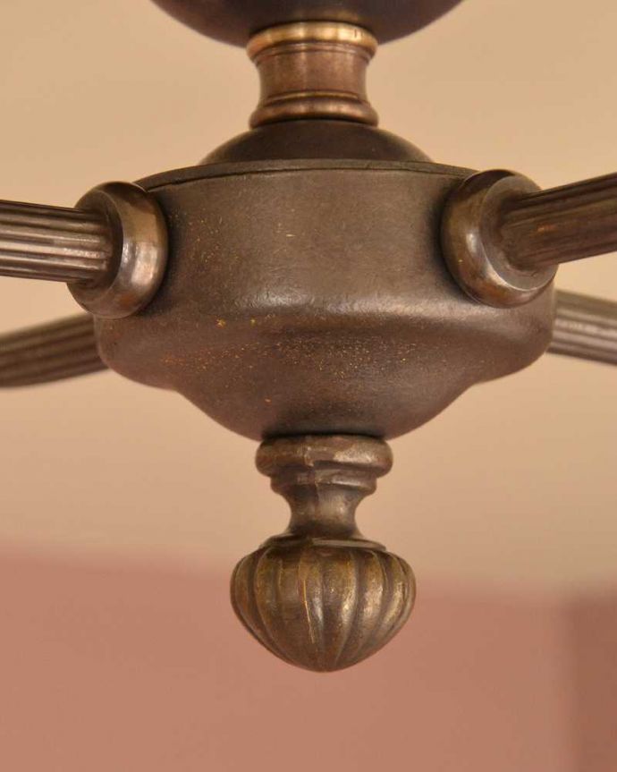 シャンデリア 照明・ライティング アンティーク風の真鍮製シーリングシャンデリア(アンティーク色・4灯・電球なし) 。アンティーク風のフォルム真鍮で作られた重厚感漂うフォルムが、お部屋をオシャレに彩ってくれます。(cr-521-a)