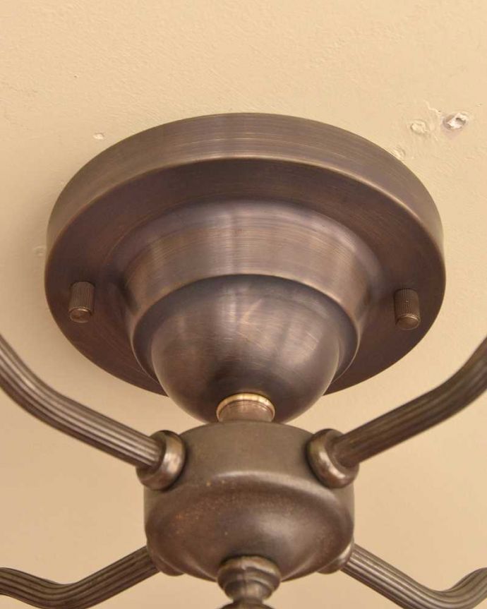 シャンデリア 照明・ライティング アンティーク風の真鍮製シーリングシャンデリア(アンティーク色・4灯・電球なし) 。取り付け部分はこんな感じ天井に取り付ける部分には、重厚な雰囲気のカバーが付いています。(cr-521-a)