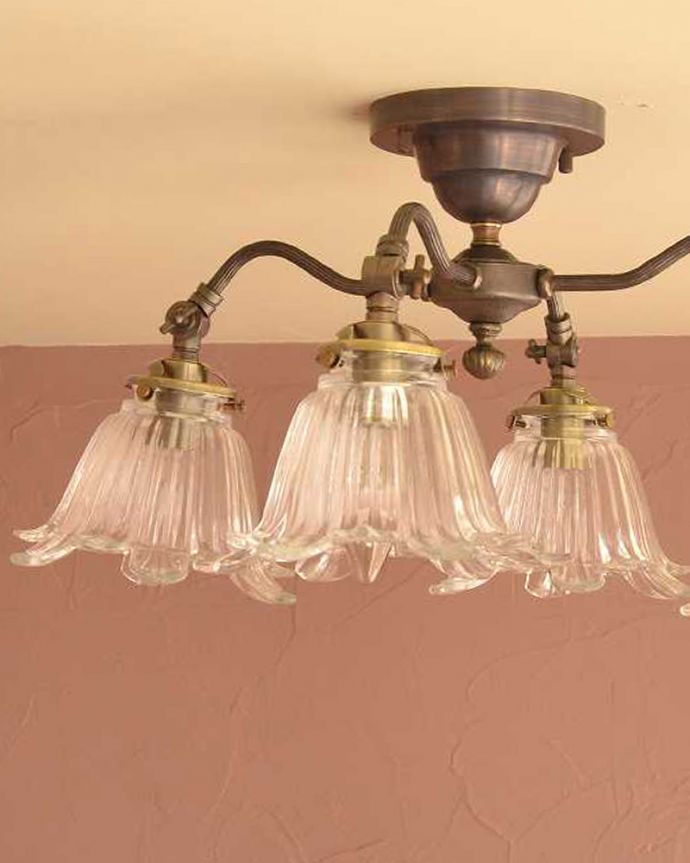 シャンデリア 照明・ライティング アンティーク風の真鍮製シーリングシャンデリア(アンティーク色・4灯・電球なし) 。1つ1つ微妙に違いますシェードは手作りなので、気泡やキズ、汚れが入っている場合もあります。(cr-521-a)