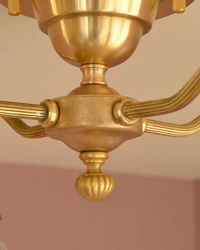シャンデリア　照明・ライティング　アンティーク風の真鍮製シーリングシャンデリア（4灯・電球なし）。アンティーク風のフォルム真鍮で作られた重厚感漂うフォルムが、お部屋をオシャレに彩ってくれます。(cr-521-g)