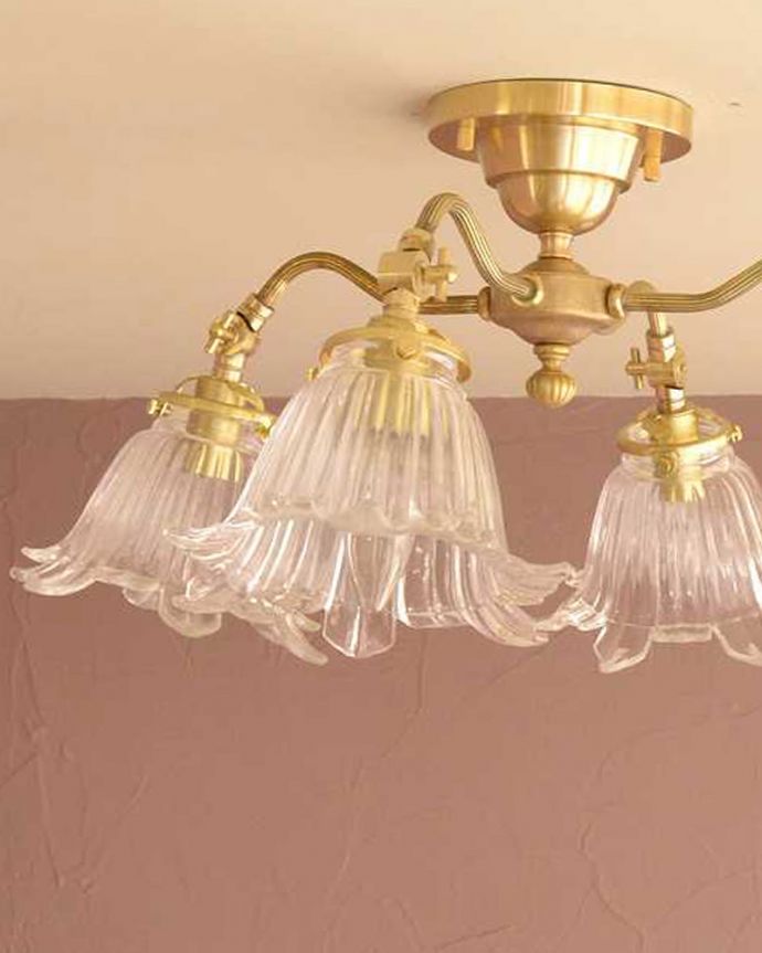 シャンデリア　照明・ライティング　アンティーク風の真鍮製シーリングシャンデリア（4灯・電球なし）。1つ1つ微妙に違いますシェードは手作りなので、気泡やキズ、汚れが入っている場合もあります。(cr-521-g)