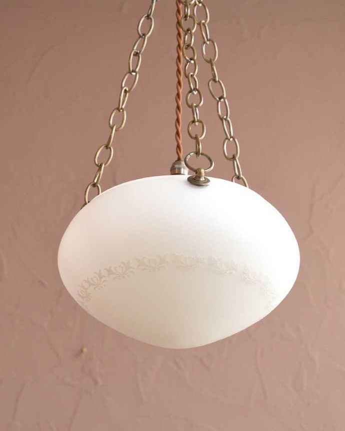 シャンデリア　照明・ライティング　ミルクガラスにお花模様のハンギングボウル(E17シャンデリア球1灯付)。。(cr-530)