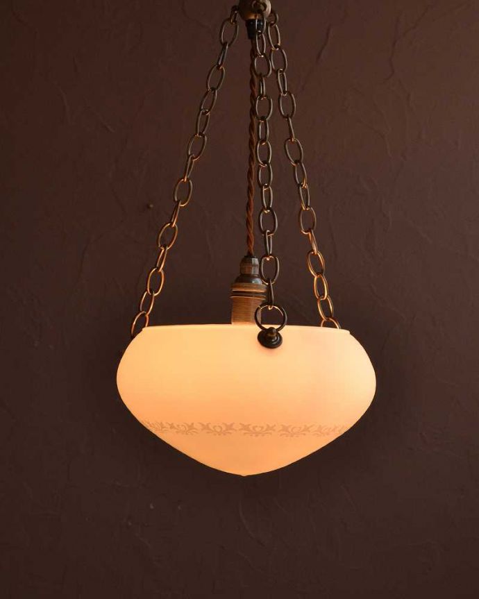 シャンデリア　照明・ライティング　ミルクガラスにお花模様のハンギングボウル(E17シャンデリア球1灯付)。。(cr-530)