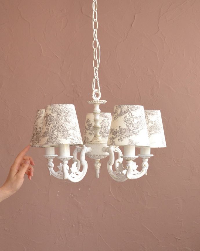 シャンデリア 照明・ライティング フランス風の5灯シャンデリア(トワルド・ジュイ・グレー・電球セット)。フランスアンティーク風のシャンデリアフランスっぽいデザイン&色の組み合わせがおしゃれな、クリップシェードを被せた5灯タイプのシャンデリアです。(cr-536)