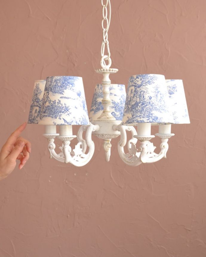 シャンデリア　照明・ライティング　フランス風の5灯シャンデリア(トワルド・ジュイ・ブルー・電球セット)。フランスアンティーク風のシャンデリアフランスっぽいデザイン＆色の組み合わせがおしゃれな、クリップシェードを被せた5灯タイプのシャンデリアです。(cr-538)