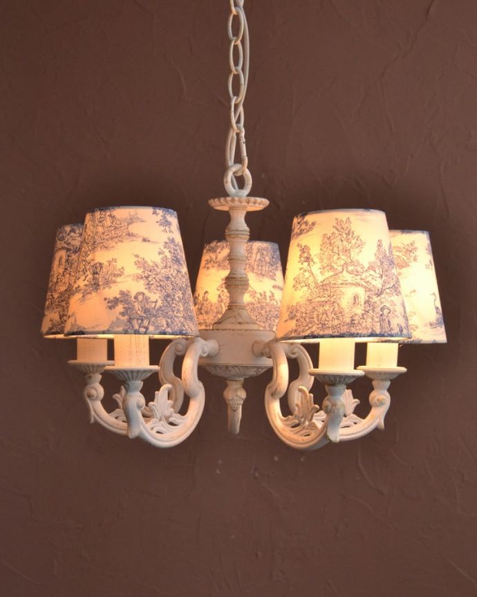 シャンデリア　照明・ライティング　フランス風の5灯シャンデリア(トワルド・ジュイ・ブルー・電球セット)。夜が来るのが楽しみになる灯り優しい灯りがあたたかい雰囲気でお部屋を包み込んでくれます。(cr-538)