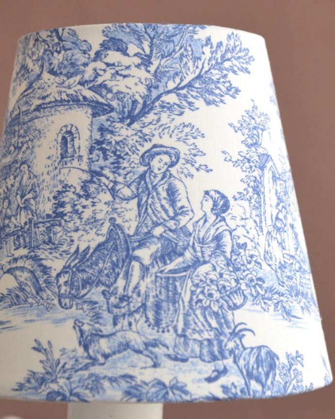 シャンデリア　照明・ライティング　フランス風の5灯シャンデリア(トワルド・ジュイ・ブルー・電球セット)。トワル・ド・ジュイの布シェードマリーアントワネットも愛した魅惑のフランス伝統の生地、トワル・ド・ジュイ。(cr-538)