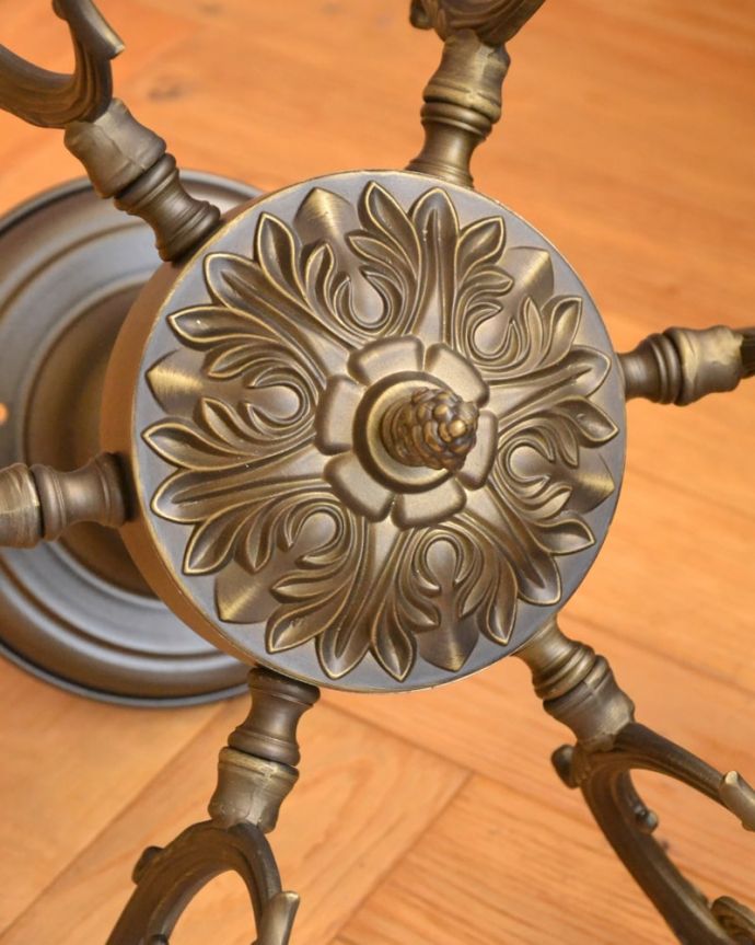 照明・ライティング シーリングシャンデリア6灯 取り付け部分はこんな感じ天井に取り付ける部分には、重厚な雰囲気のカバーが付いています。(cr-539)