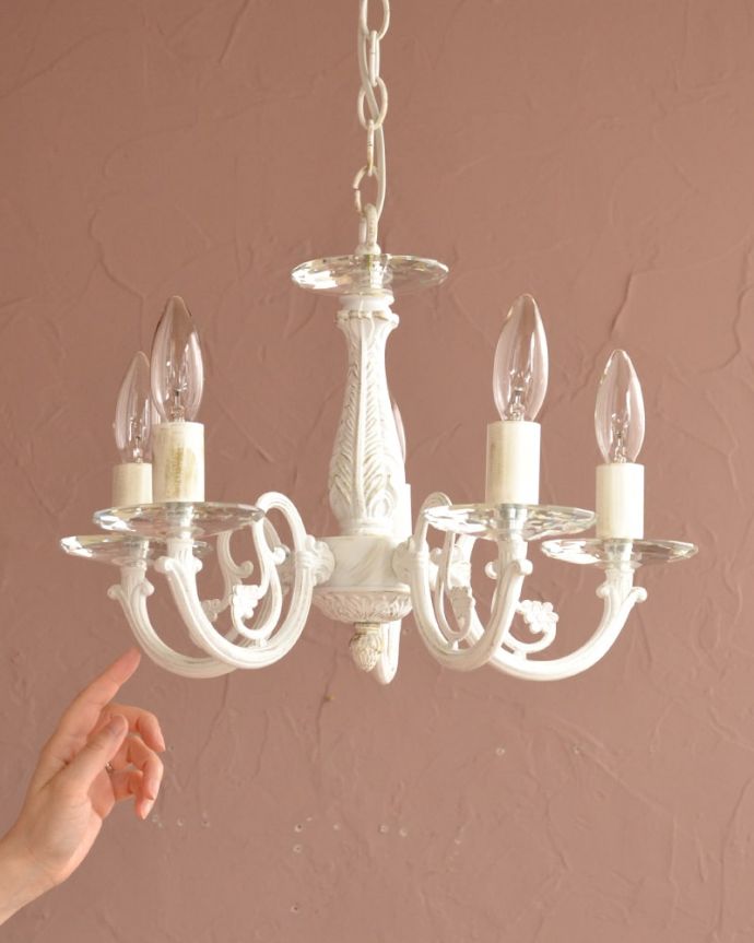 シャンデリア 照明・ライティング アンティーク調の照明器具、クリスタルのお皿が付いた5灯シャンデリア(ホワイト) アンティーク調のシャンデリアホワイトペイントを施したアンティーク調のシャンデリア。(cr-542)