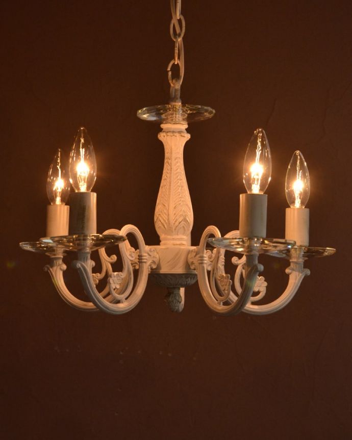 シャンデリア 照明・ライティング 5灯シャンデリア/WH 点灯すると・・・間接照明のシャンデリアは、点灯すると陰影を作ってくれるので、お部屋の中がドラマティックな雰囲気に。(cr-542)