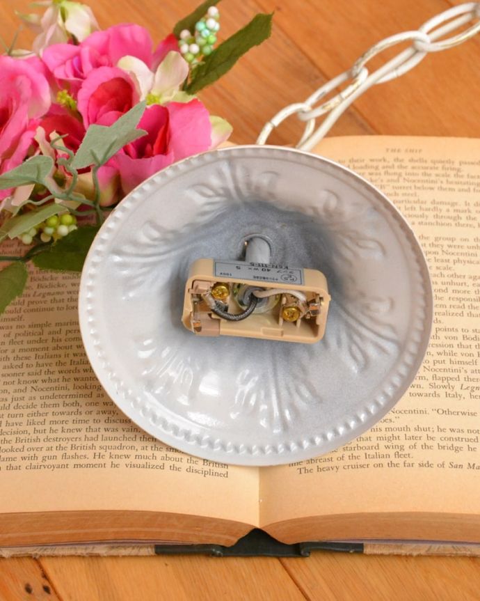 シャンデリア 照明・ライティング 5灯シャンデリア/WH 取り付けもカンタンです引っ掛けシーリング仕様なので、誰でもカンタンに取り付け出来ます。(cr-542)