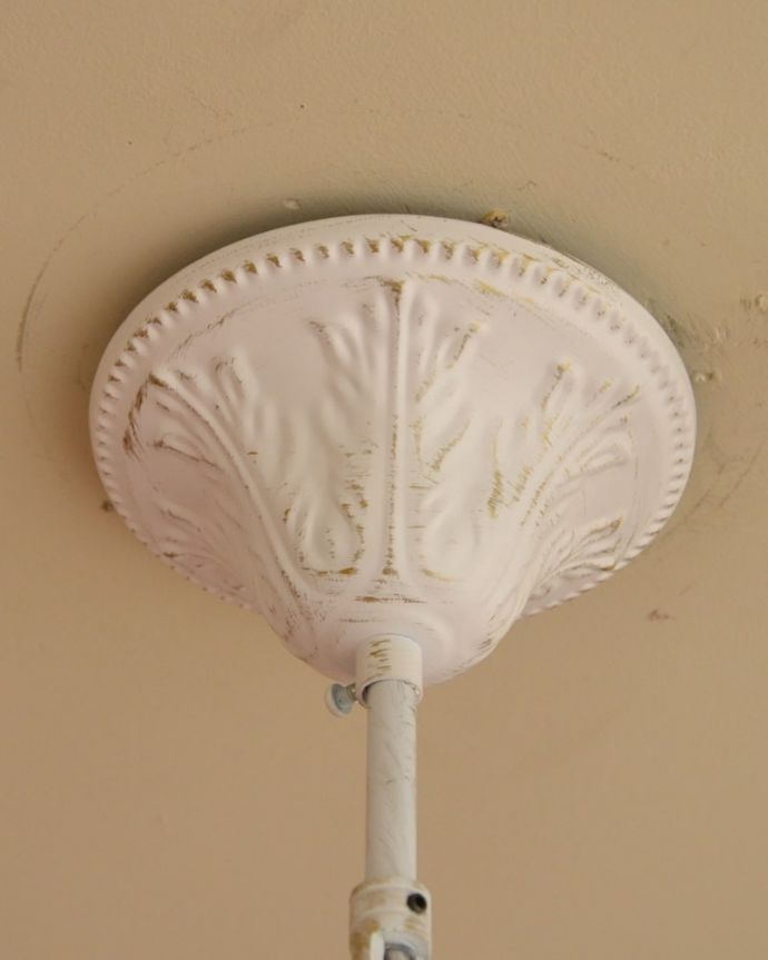 シャンデリア 照明・ライティング 5灯シャンデリア/WH おしゃれなカバー天井への取り付け部分のカバーもアンティーク調の凝ったデザインです。(cr-542)