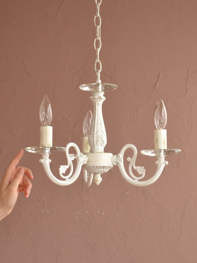 シャンデリア 照明・ライティング アンティーク調の照明器具、クリスタルのお皿が付いた3灯のシャンデリア(ホワイト) フレンチアンティーク調のシャンデリアシャビーシックな雰囲気のホワイトペイントを施したアンティーク調のシャンデリア。(cr-543)