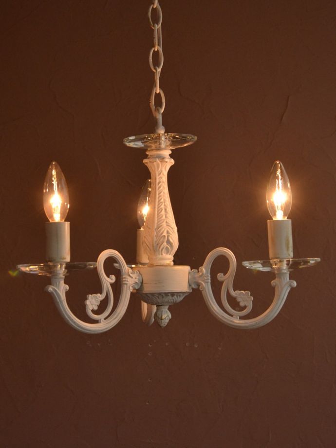 シャンデリア 照明・ライティング アンティーク調の照明器具、クリスタルのお皿が付いた3灯のシャンデリア(ホワイト) 点灯すると・・・シャンデリアを点灯すると、お部屋の中に陰影を作ってくれてドラマティックな雰囲気に。(cr-543)