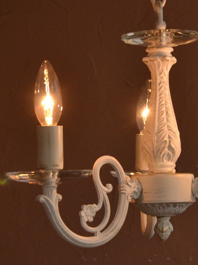 シャンデリア 照明・ライティング アンティーク調の照明器具、クリスタルのお皿が付いた3灯のシャンデリア(ホワイト) LEDも使えます口金はどこでも購入できる、日本球仕様(E17型)です。(cr-543)