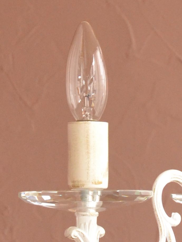 シャンデリア 照明・ライティング アンティーク調の照明器具、クリスタルのお皿が付いた3灯のシャンデリア(ホワイト) 届いてすぐ使えますサービス電球(40W×3個)をもれなく一緒にお届けします。(cr-543)