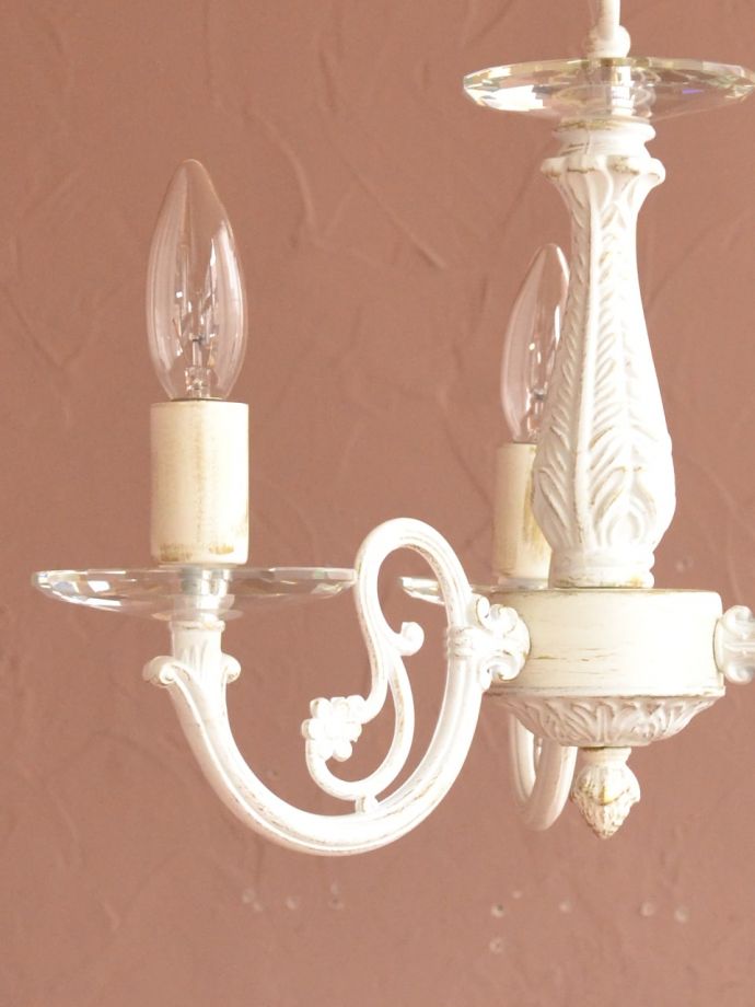シャンデリア 照明・ライティング アンティーク調の照明器具、クリスタルのお皿が付いた3灯のシャンデリア(ホワイト) アンティーク調のフォルムアンティークのシャンデリアをモチーフにして作り上げたので、まるで本物のアンティークのようなデザインです。(cr-543)