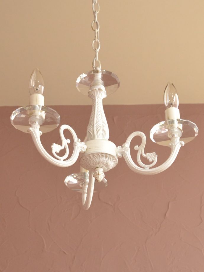 シャンデリア 照明・ライティング アンティーク調の照明器具、クリスタルのお皿が付いた3灯のシャンデリア(ホワイト) 下から見上げるとこんな感じ取り付けて、下から見てみると、こんな風に見えます。(cr-543)