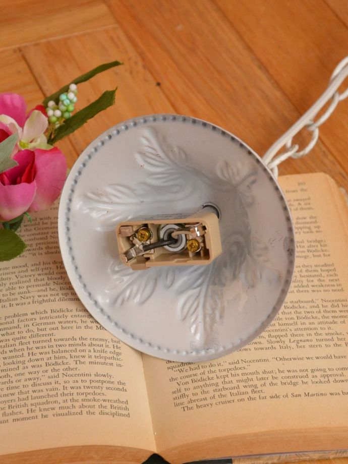 シャンデリア 照明・ライティング アンティーク調の照明器具、クリスタルのお皿が付いた3灯のシャンデリア(ホワイト) 誰でもカンタン!引っ掛けシーリング仕様なので、誰でも簡単に取り付けることが出来ます。(cr-543)