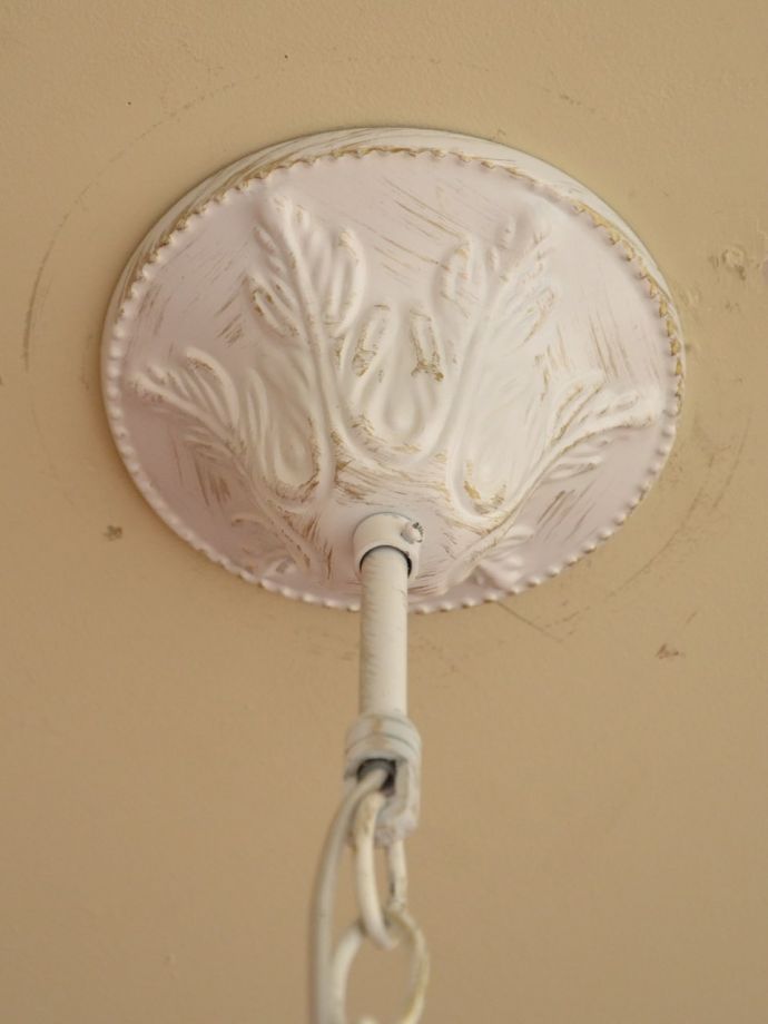 シャンデリア 照明・ライティング アンティーク調の照明器具、クリスタルのお皿が付いた3灯のシャンデリア(ホワイト) おしゃれなカバー天井の取り付け部分にアンティーク調のおしゃれなカバーが付いています。(cr-543)