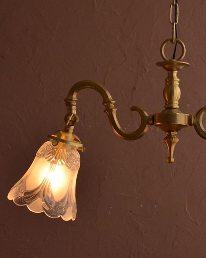 シャンデリア　照明・ライティング　ふんわりと女性らしいフロストガラスシェードのアンティーク風シャンデリア（2灯・電球なし）。。(cr-509-g)