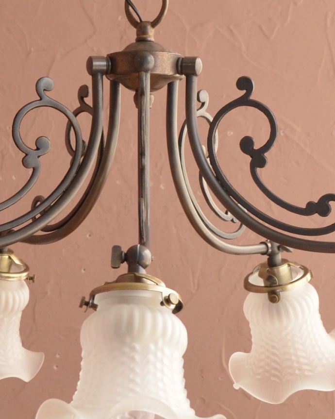 シャンデリア　照明・ライティング　アンティーク風のガラスシェード付きシャンデリア（アンティーク色・5灯・電球なし）　(cr-548-a)