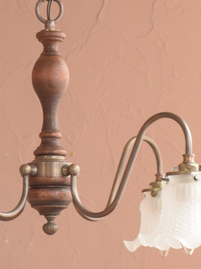 アンティーク調の木製シャンデリア