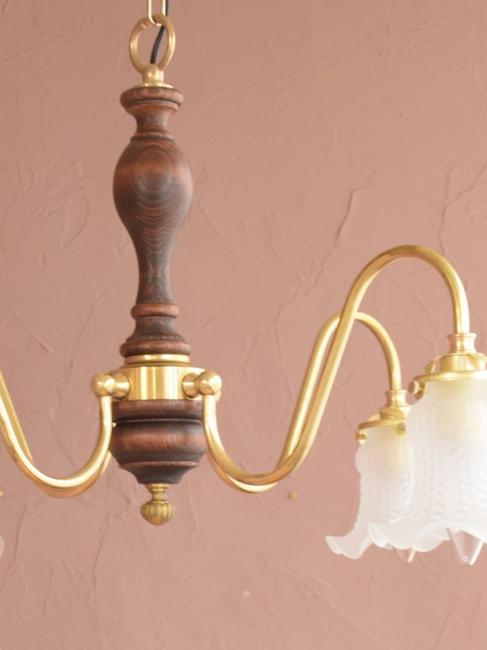 アンティーク調の木製シャンデリア