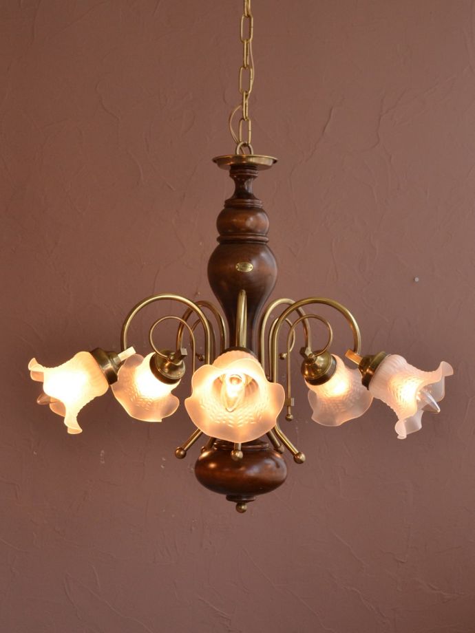 木製のおしゃれなシャンデリアの灯り